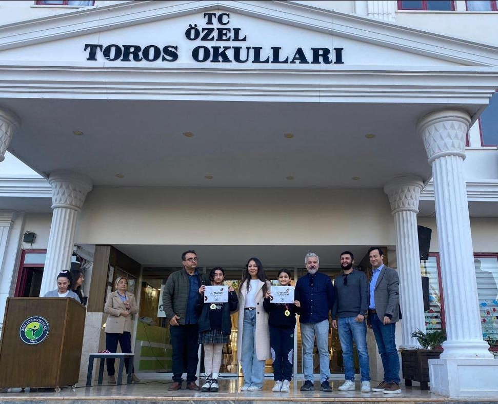 Özel Toros Okulları önünde ödül törenine katılan öğrenciler, mezunlar ve yöneticiler