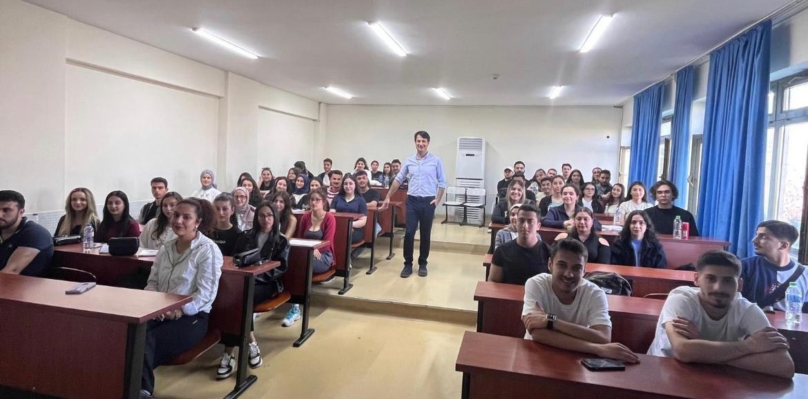 Sınıfta öğrencilerle eğitim gerçekleştiren Haldun Kavrar