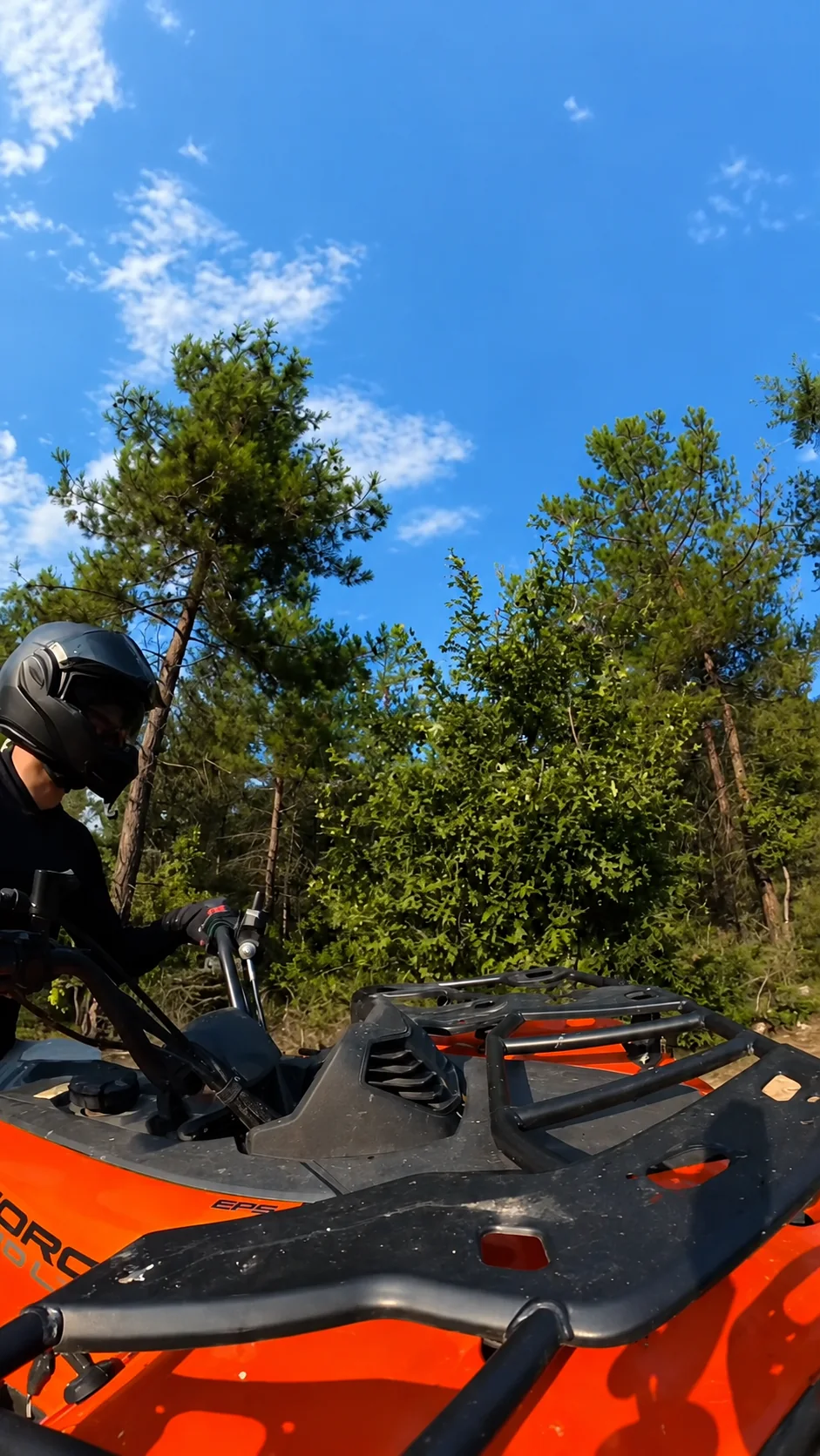 ATV üzerinde kasklı sürücü