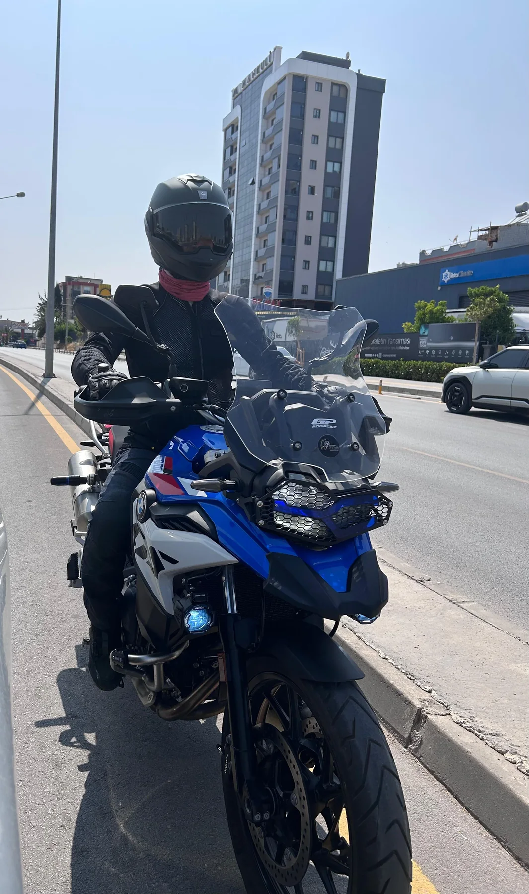 Şehir yolunda motosiklet sürücüsü