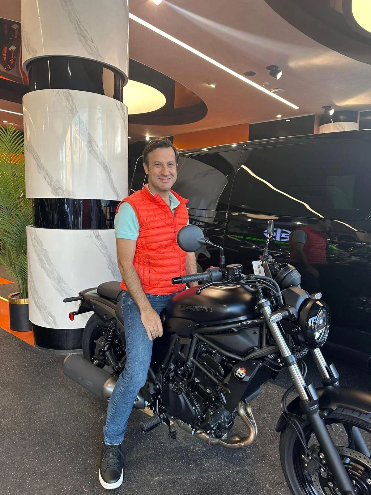 Motosiklet yanında Haldun Kavrar