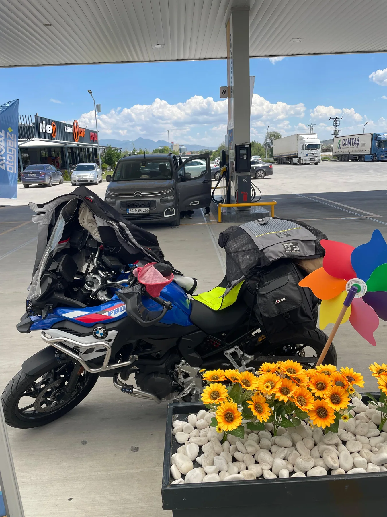 Uzun yol için hazırlanmış motosiklet